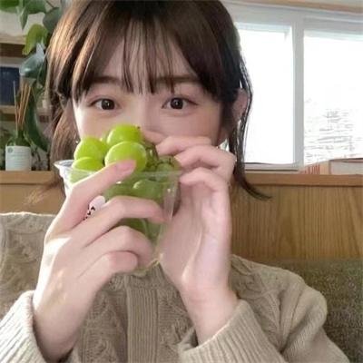缓缓前行的老货轮